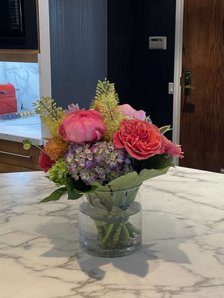 Vetiver Living – floral design services in Toronto, ON: elegant floral arrangement featuring a mix of seasonal blooms